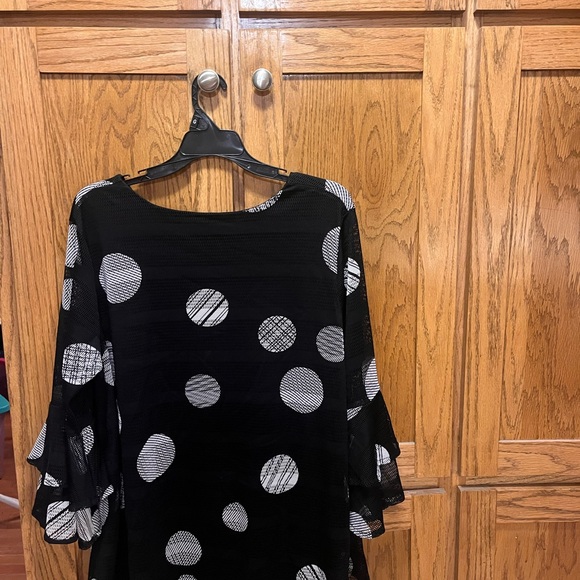 Black Boxy 3/4 Sleeve Blouse - Picture 3 of 4